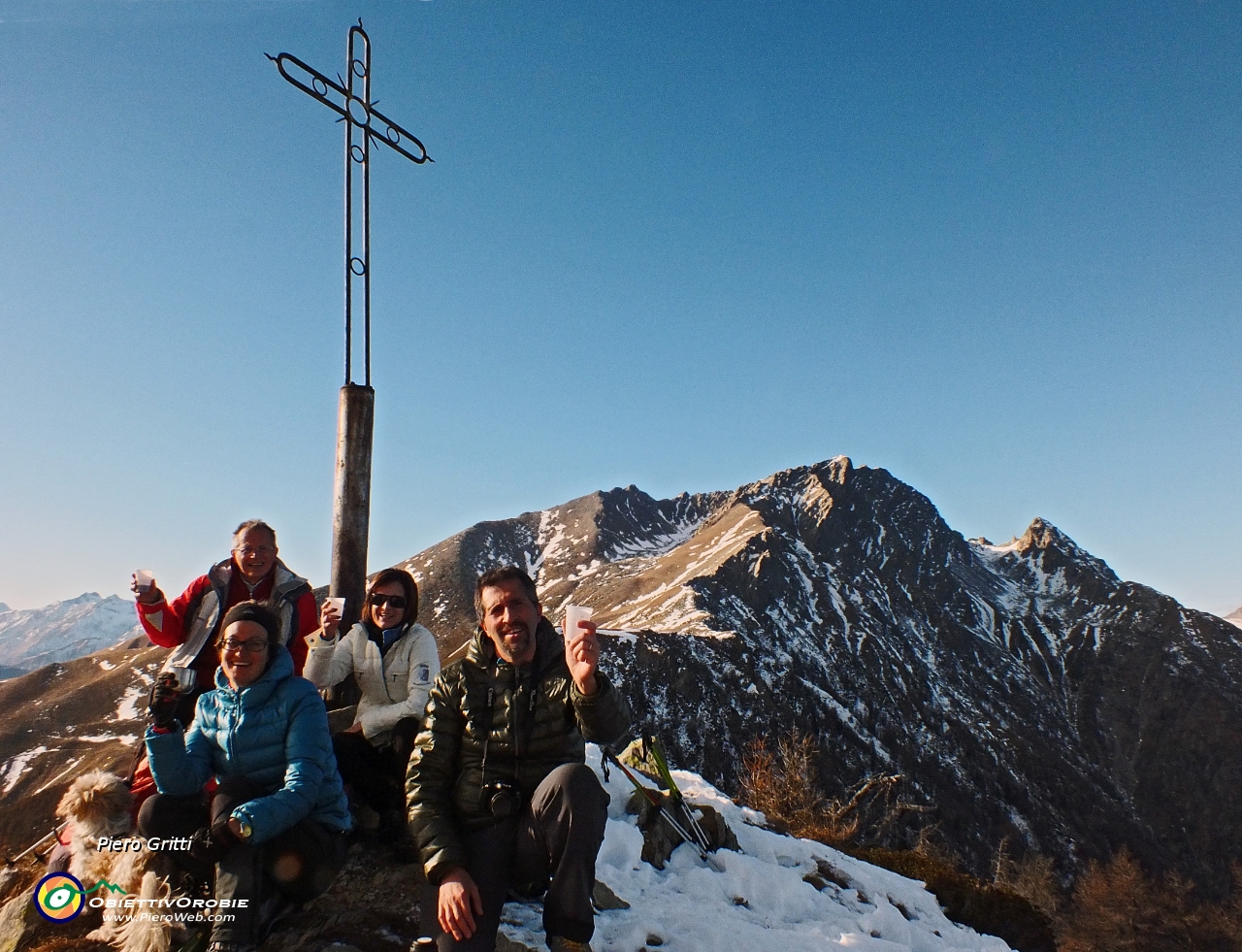 03 Alla croce dell'anticima del Berlinghera con vista sul Pizzo Sasso Canale.JPG